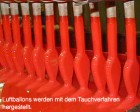 Luftballons werden mit dem Tauchverfahren hergestellt.